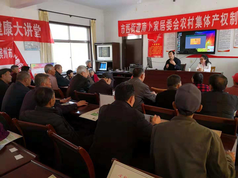 圖一：11月1日，名醫(yī)健康大講堂專家走進南海社區(qū)南卜村，開展“關(guān)注胸痛·只為健康的你”健康宣講.jpg